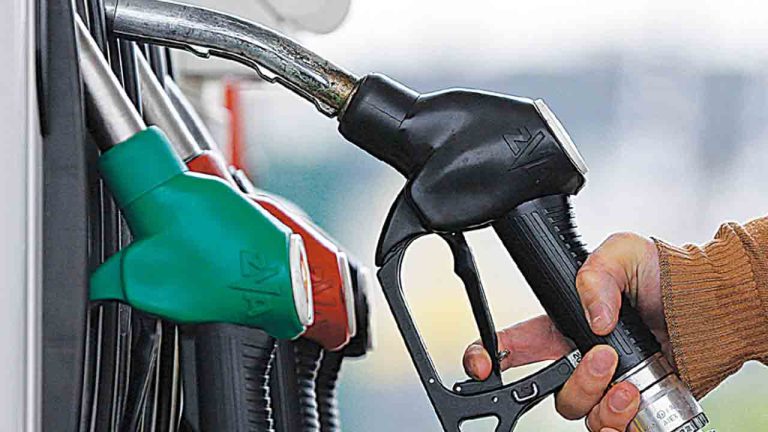پیٹرول 94 پیسے سستا، ڈیزل کی قیمت میں 54 پیسے فی لیٹر اضافہ