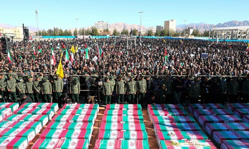 کرمان، 3 جنوری کے دوہرے دھماکوں میں ہلاک ہونے والوں کی تدفین کے دوران تابوت ایرانی پرچم سے لپٹے ہوئے