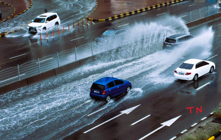 عرب امارات کی 6 ریاستوں میں شدید بارش، ژالہ باری، تعلیمی ادارے بند