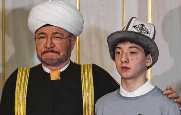 Muslim teen Islam Khalilov (right) honoured by Russia for bravery during Moscow attack. — AnaduloFile