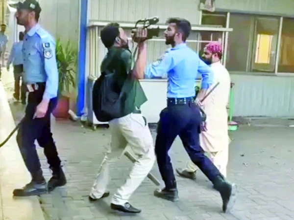 islamabad-police-attack-on-press-club1759478183-0-600x450