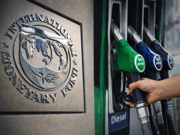 حکومت کی آئی ایم ایف کو یقین دہانی، پیٹرول کی قیمت میں 100 روپے فی لیٹر اضافے کا امکان