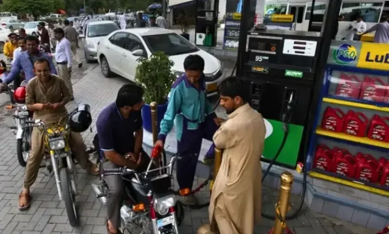 قیمتوں میں کمی کے باوجود پیٹرول اور ڈیزل اب بھی مہنگے